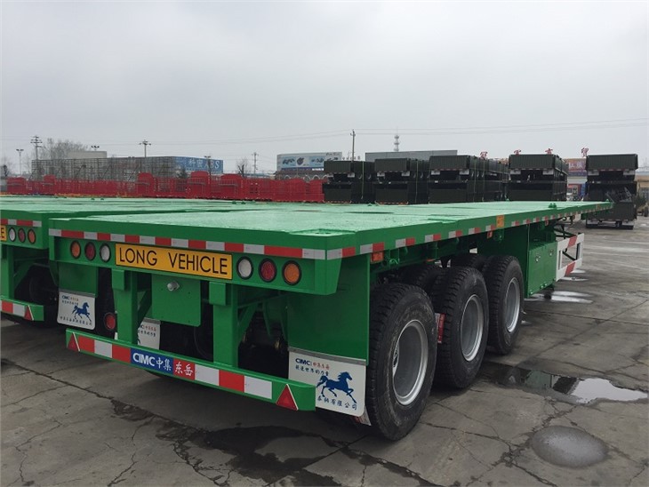 Remolc de plataforma plana de tres eixos